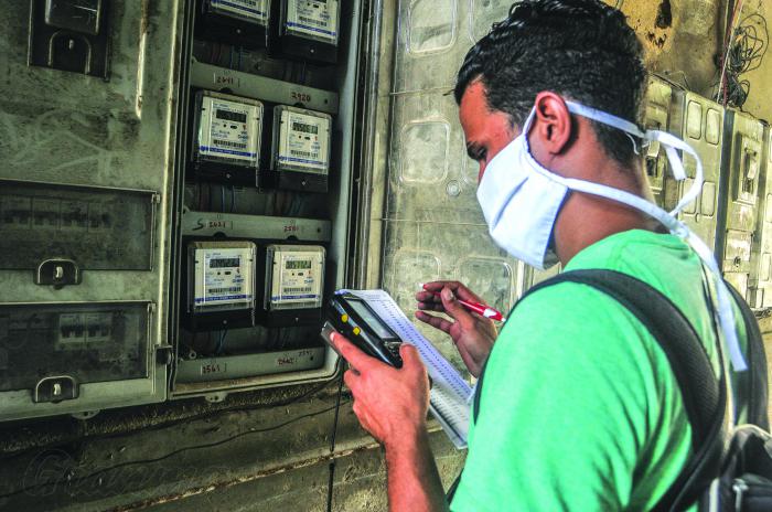 Lectura a metro contador de electricidad. En una ciudadela del municipio cerro