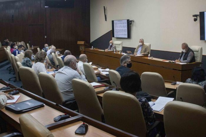 El grupo temporal de trabajo para el enfrentamiento y control del nuevo coronavirus que encabeza el Presidente de la República, analizó detalladamente este sábado la situación epidemiológica que presentan La Habana, Artemisa, Matanzas, Ciego de Ávila, Santiago de Cuba y Guantánamo