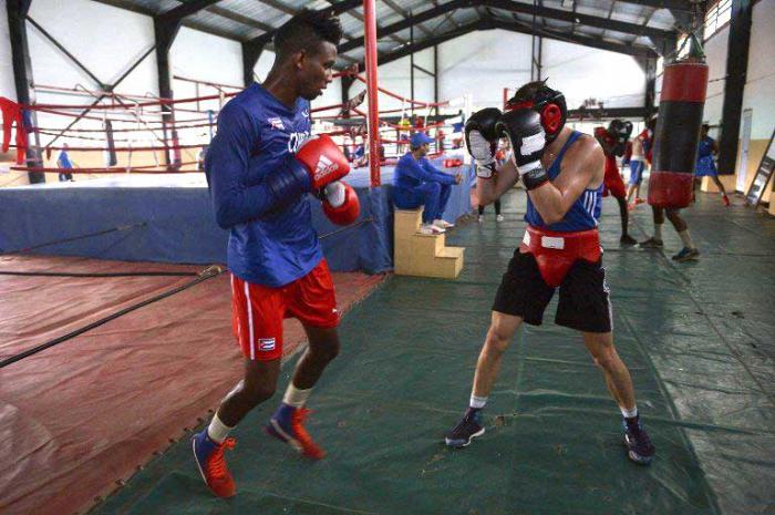 En la Escuela Nacional de Boxeo Holveín Quesada entrenan cubanos y kazajos.