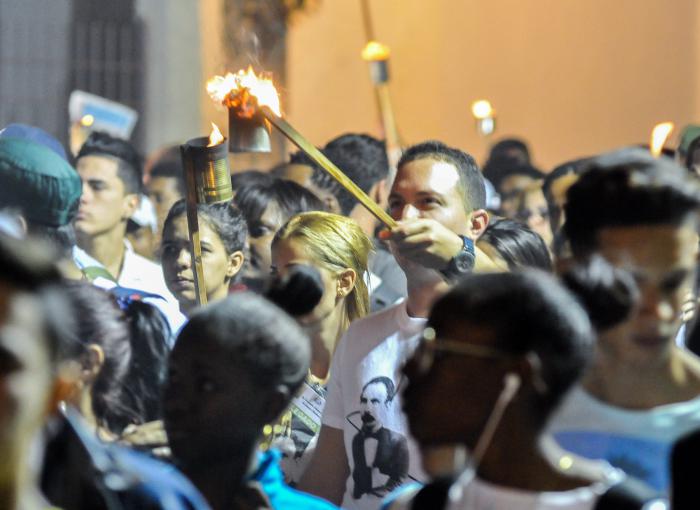 Marcha de las Antorchas, desde la escalinata de la Universidad de La Habana hasta la Fragua Martiana, para rendir homenaje al Héroe Nacional José Martí, en el aniversario 165 de su natalicio, Vedado.