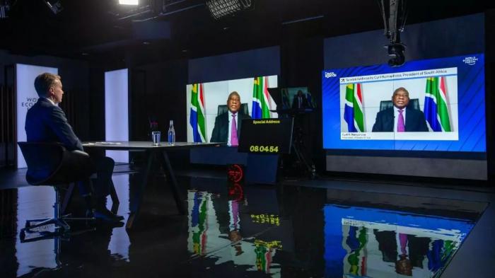 Borge Brende (izquierda), presidente y miembro de la junta directiva del Foro Económico Mundial, atiende las palabras del presidente sudafricano, Cyril Ramaphosa, durante su videoconferencia en la Agenda de Davos
