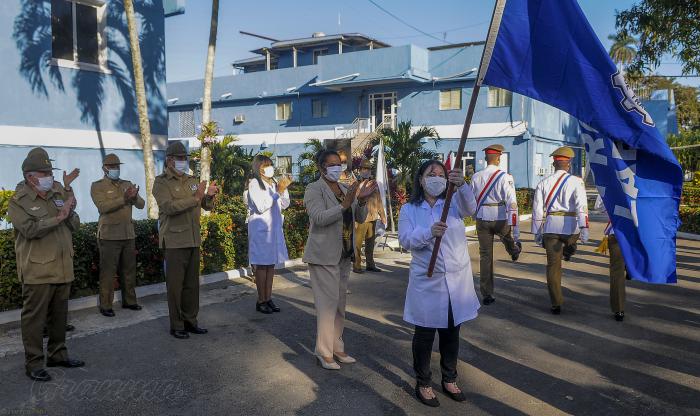 Acto por aniversario 35 del Centro de Investigaciones científicas de la Defensa civil, Presidido por el General de Divición (R) Ramón Pardo Guerra, Jefe del Estado Mayor de la Defensa Civil de Cuba, entrega al Centro la Bandera de Proeza Laboral que otorga la CTC