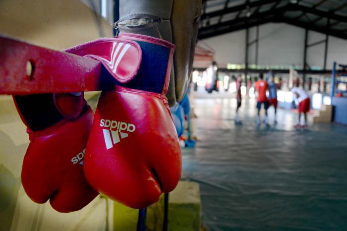En la Escuela Nacional de Boxeo Holveín Quesada entrenan cubanos y kazajos.