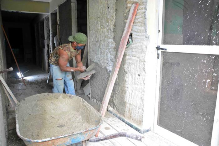 El laboratorio dispondrá de dos niveles, el segundo de los cuales se destinará a la parte socio-administrativa, con pantry, comedor, baño, almacén y una habitación para descanso de los especialistas