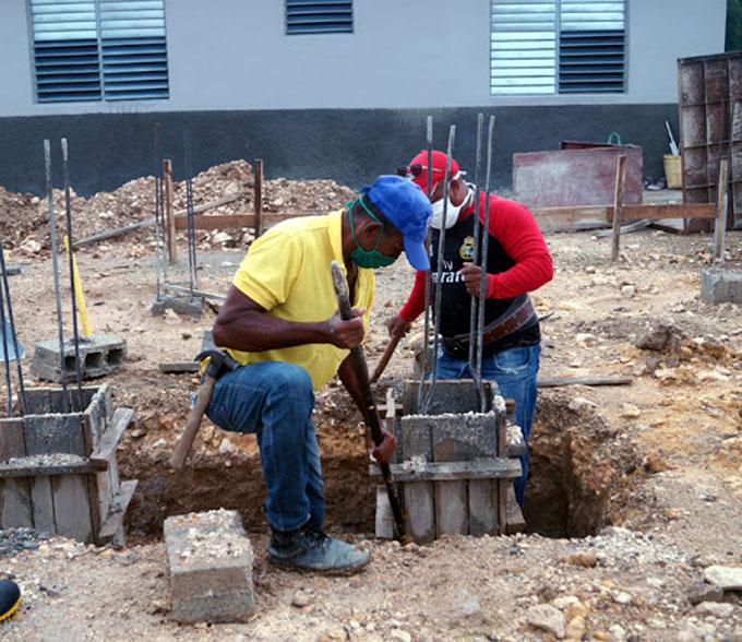 Personal de la dirección de la empresa Coingex apoya en jornada de trabajo voluntario dominical, la construcción de viviendas en La Nenita, Guisa