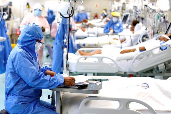 Países latinoamericanos viven con un colapso en sus hospitales.