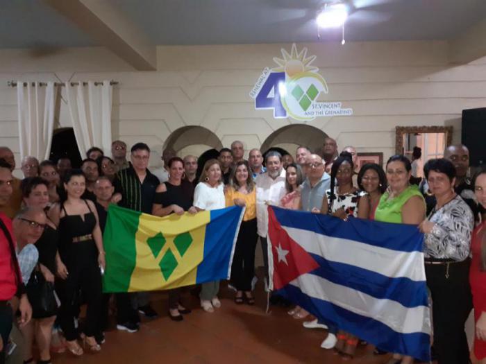 El Primer Ministro de San Vicente y las Granadinas, Ralph Gonsalves, propuso a la Brigada Médica Cubana «Henry Reeve» para el premio Nobel de la Paz y resaltó la ayuda desinteresada y solidaria del gobierno y el pueblo de Cuba a su país, informó Cubaminrex.
El líder caribeño, al dirigirse a la Asamblea Nacional en ocasión de presentar el Plan de Presupuesto para el año 2021, realizó un comentario especialmente dirigido a la contribución cubana en esa esfera y en el enfrentamiento a la COVID-19.
Asimismo, la Senadora y Ministra de Estado para las Relaciones Exteriores, Keisal Melissa Peters, explicó al Parlamento que en reconocimiento a ese esfuerzo, el Gabinete de San Vicente y las Granadinas acordó de forma unánime proponer al Contingente Internacional «Henry Reeve» de Médicos Especializados en Situaciones de Desastres y Epidemias Graves para el Premio Nobel de la Paz 2021, señalando que dicha propuesta fue aceptada por la Fundación del Premio Nobel el pasado 27 de enero.
En el texto 