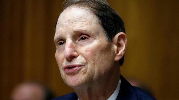 Ron Wyden, demócrata por Oregón y presidente del Comité de Finanzas del Senado.