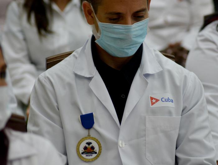 Encuentro de Manuel Marrero, primer ministro de cuba, Roberto Morales Ojeda vicepresidente de cuba y el ministro de salud de cuba José Ángel Portal Miranda. Con las brigadas Henry Reeve de regreso de Martinica, Dominica y Haití.