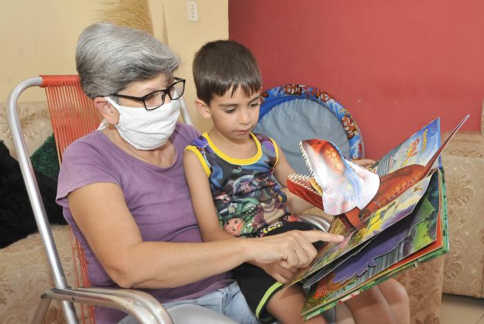 Proteccion contra el coronavirus,Quedate en Casa, lectura de la abuela al nieto en casa.