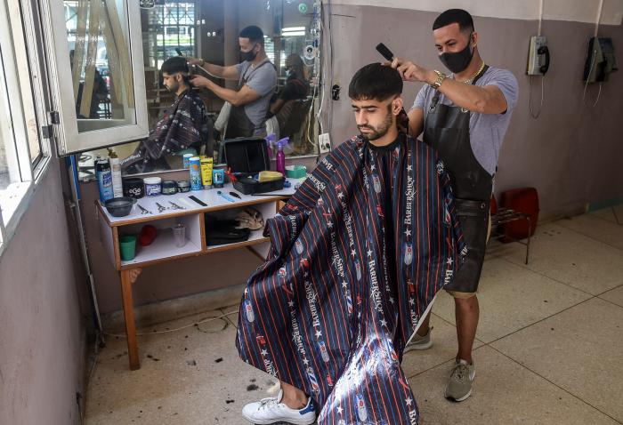 Cuentapropista, Barbería en Carlos III y Franco, tras la reapertura de La Habana por la COVID-19