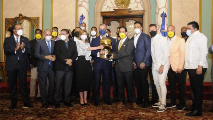 El presidente de la República Dominicana, Luis Abinader, sostuvo el trofeo en sus manos. Foto: espn