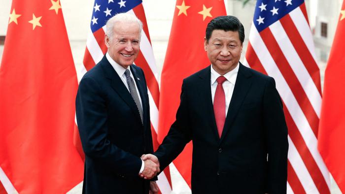 Xi Jinping y Joe Biden durante un encuentro en Pekín, 4 de diciembre de 2013. 