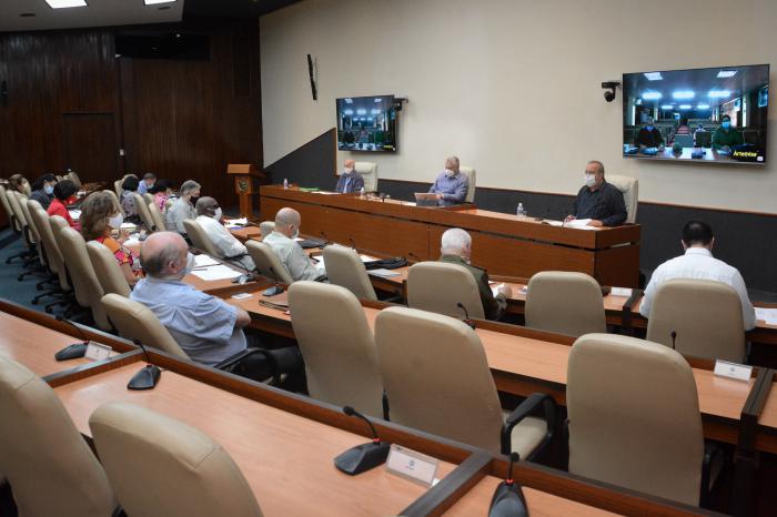 «En los últimos nueve días, la tendencia era a decrecer, pero los tres últimos han sido los peores para 
La Habana», reflexionaba el Jefe de Estado, en la reunión de este viernes. Foto: Estudios Revolución