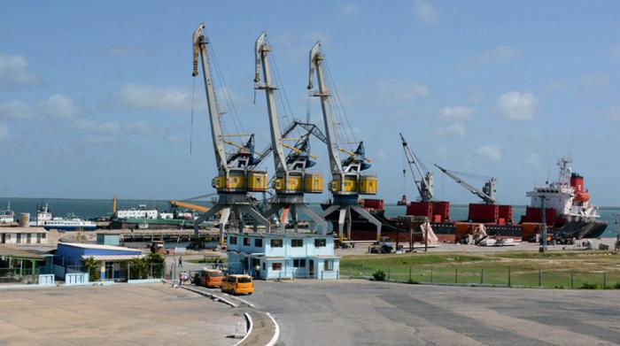 Trabajadores del  puerto de Nuevitas apoyan medidas del Gobierno Cubano para situaciÃ³n energÃ©tica, y aseguran la rÃ¡pida descarga de mercancÃ­as a favor de la distribuciÃ³n de alimentos en la regiÃ³n centro oriental del paÃ­s, en CamagÃ¼ey, el 17 de septiembre de  2019.ACN FOTO/Rodolfo BLANCO CUÃ?