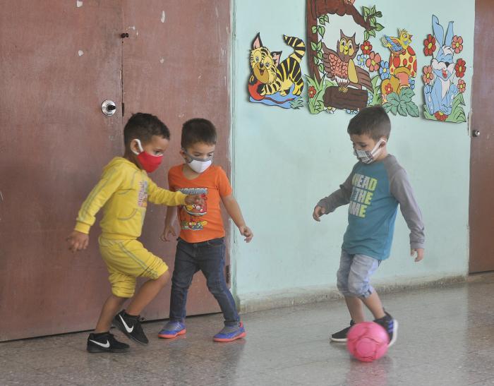 En medio de la compleja situación epidemiológica que atraviesa el país, el personal vinculado al programa asume la responsabilidad de orientar a las familias y velar porque se realicen las actividades educativas previstas en el hogar