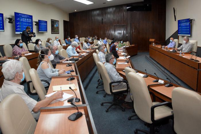 Frenar la interacción entre personas sanas y contagiadas y cumplir estrictamente las medidas indicadas, puede ayudar a quebrar la tendencia al incremento de enfermos, analizó el Grupo temporal del Gobierno. Foto: Estudios revolución