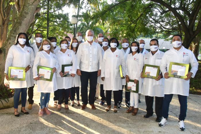 Los trabajadores de la Salud forman un sector muy sacrificado, señaló el Presidente de la República, Miguel Díaz-Canel Bermúdez. 