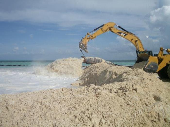 El suministro artificial de arena ha demostrado ser una efectiva solución ingeniera para contrarrestar los efectos de la erosión y mejorar las condiciones físicas de las playas.