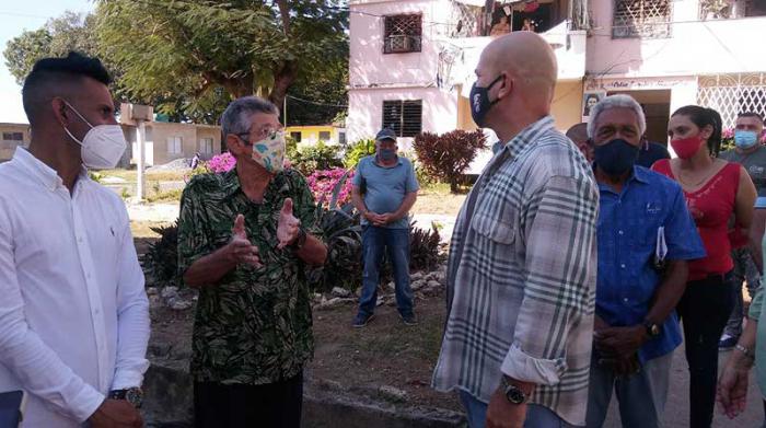 La visita incluyó un recorrido por el proyecto comunitario del reparto Pastorita, idea que recibe el apoyo decisivo de los cederistas y donde se han llevado a cabo no pocas iniciativas emprendedoras, como el mejoramiento constructivo y embellecimiento de espacios públicos