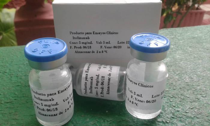 El primer producto del CIM, que salió como candidato para ser utilizado por el personal de salud cubano para enfrentar la COVID-19 fue el anticuerpo monoclonal Anti-CD6 o Itolizumab que, originalmente, se ha empleado para tratar el Linfoma Cutáneo de células T y la Leucemia Linfocítica Crónica