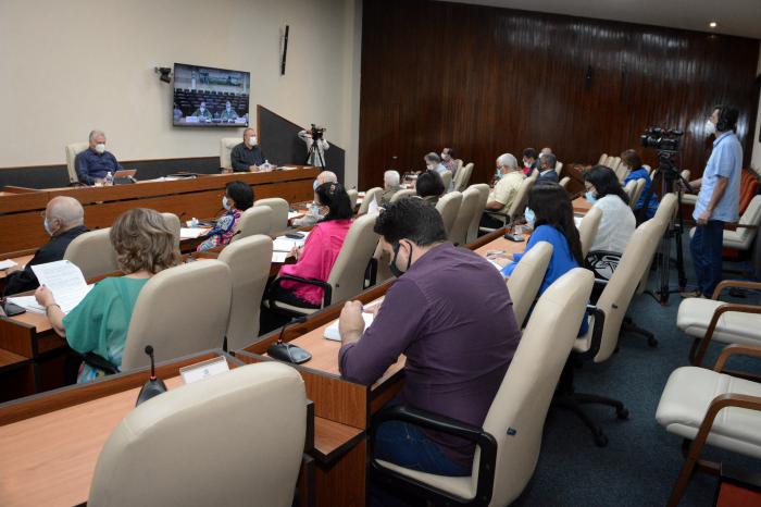 Ante el actual rebrote de la enfermedad, la autoridades cubanas hacen especial énfasis en la pesquisa activa en las comunidades, el aislamiento oportuno de contactos y personas sospechosas, y la atención a los grupos de riesgo, entre otros aspectos esenciales. 