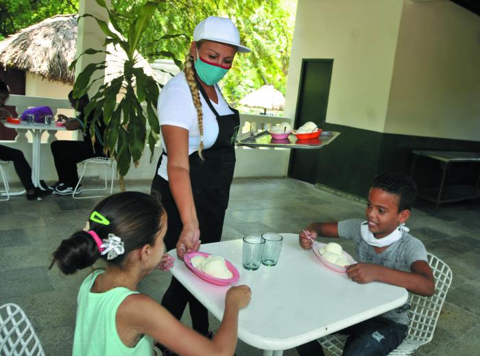 Gran Parque Metropolitano de la Habana Complejo Recreativo Parque Almendares,area gastronomia Heladeria los Manguitos.