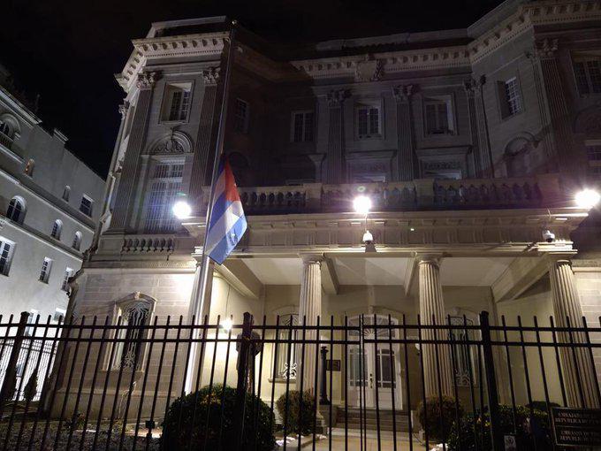 Bandera cubana en Washington DC ondea a media asta, en señal de respeto por las 500 000 víctimas de la COVID-19 en EEUU