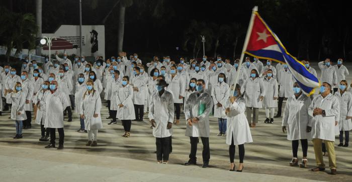 Entrega bandera de proeza laboral en la Despedida de brigada médica Henry Reeve que parte para Panamá, presidido por José Ángel Portal Miranda, Ministro de Salud Pública, desarrollado en la Unidad Central de Cooperación Médica, Boyeros