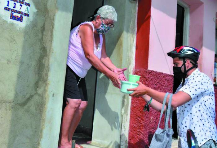 Los mensajeros les llevan los alimentos hasta su hogar a los asistenciados que lo necesiten. 