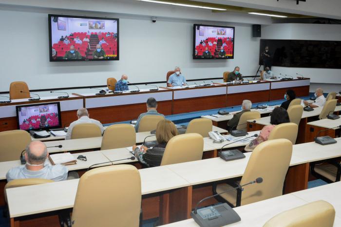 Propiciando un ambiente de trabajo y de creación, como señaló al realizar las conclusiones del encuentro el Presidente de la República, el Gobierno cubano, acompañado por su pueblo, logrará también salir adelante en medio de estos nuevos desafíos. 