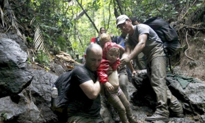 Cientos de personas esperan en la frontera de Colombia con Panamá para cruzar y 