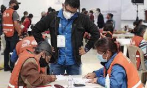 Ecuador revisa actas electorales 