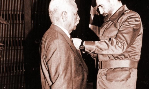El Comandante en Jefe impuso a Almeida el título de Héroe de la República de Cub