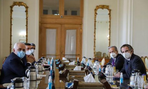 Mohamad Javad Zarif (izda,) durante la reunión con Rafael Grossi