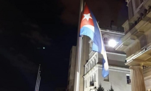 Bandera cubana en Washington DC ondea a media asta, en señal de respeto por las