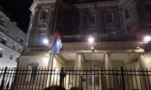 Bandera cubana en Washington DC ondea a media asta, en señal de respeto por las 
