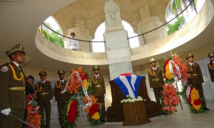 Ofrendas florales de Raúl, Díaz-Canel, de Esteban Lazo y el pueblo de Cuba rindi