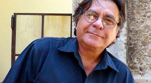 Ureta realizó estudios de Periodismo, Especialización Cinematográfica y Actuación Teatral. 