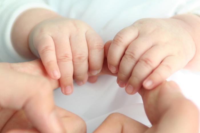 Mientras en la filiación adoptiva el fundamento esencial es el derecho de las niñas y los niños a vivir en el seno de una familia, en la filiación asistida lo principal es la voluntad de constituirla. 