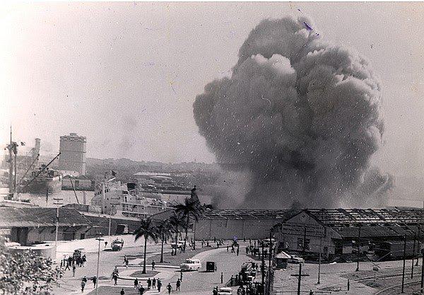 Humareda de la explosión del vapor La Coubre, el 4 de marzo de 1960