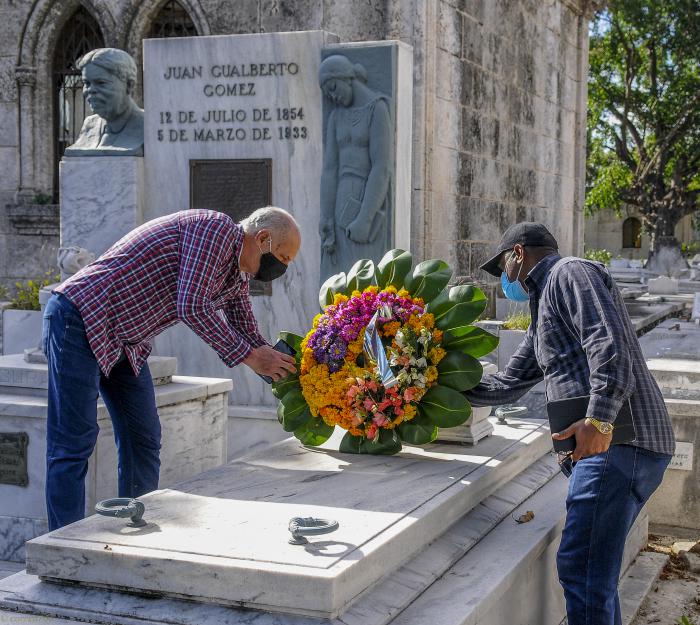Ofrenda floral a la memoria de Juan Gualberto Gómez, en el Cementerio Colón,  colocada por la Unión de Periodistas de Cuba, presidido por Ricardo Ronquillo Bello, Presidente Nacional de la Unión de Periodistas de Cuba y Onoides Díaz Hernández (Presidente UPEC de La Habana)