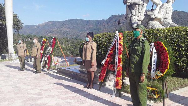 En el mausoleo erigido en Loma de la Esperanza tuvo lugar el tributo a Almeida y sus compañeros de lucha