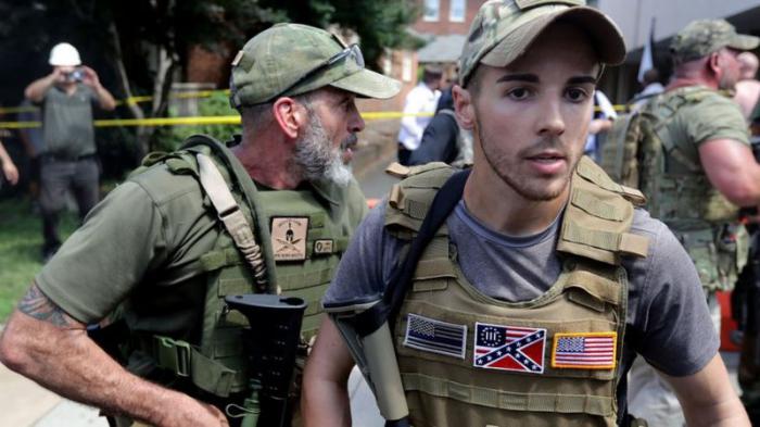 Los grupos de «odio organizado» en Estados Unidos se visten con uniformes de combate y portan armas de uso militar. 