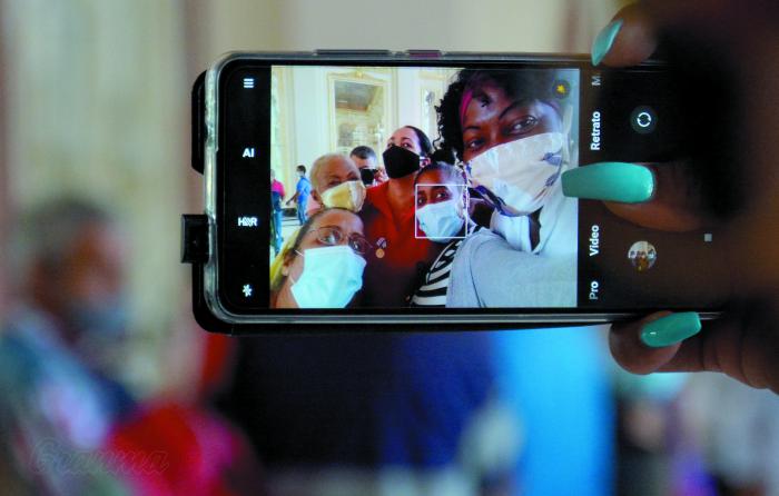 Entrega la FMC condecoraciones a mujeres destacadas de la sociedad cubana.
Orden Mariana Grajales, Orden Ana Betancourt, Distinción 23 de agosto, dichas condecoración fueron impuestas por Teresa Amarelle Boué, SG de la FMC. Gerardo Hernández Nordelo Héroe de la República de Cuba presidio el acto Lazara Mercedes López Acea. Miembro del buró político.
