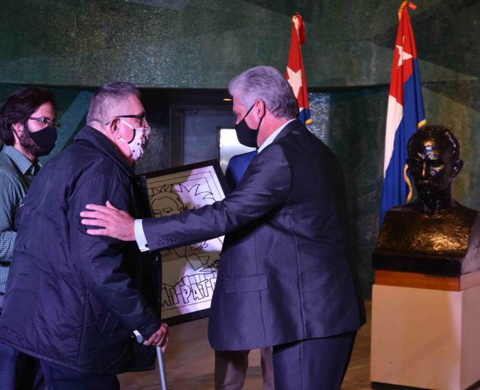 Roberto Gacio Suárez recibió el pasado año la distinción Maestro de Juventudes 2020. 
foto tomada de la cuenta de twitter del Presidente Miguel Díaz-Canel