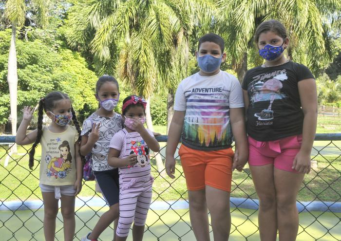 Proteccion contra el coronavirus,niño y niñas con la proteccion del nasabuco.
