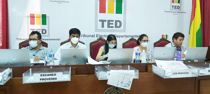 Los Tribunales Electorales Departamentales continúan el proceso de escrutinio.