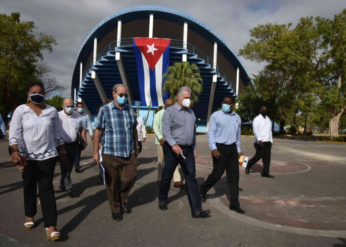 El Presidente de la República, Miguel Díaz-Canel Bermúdez, acompañado por el rector de la UCCFD, Silvano Merced Len, recorrió nuevas obras concluidas en la universidad y parte del edificio docente.
