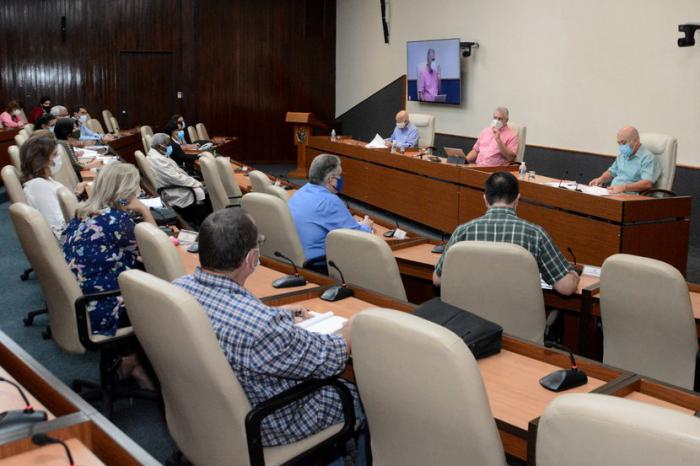 A partir de este domingo, el Nasalferón se comenzará a emplear también en los contactos de personas que hayan resultado positivas al test de antígeno, con lo cual se amplía el universo que recibe este tratamiento, informaron en la reunión